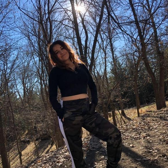 Meet your Posher, Anahi - Picture 1 of 1